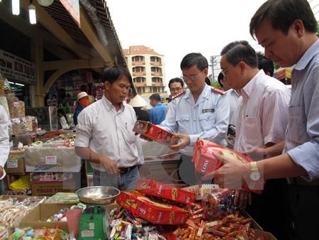 Đoàn Thanh tra Bộ Y tế và thanh tra liên ngành Thành phố Hồ Chí Minh kiểm tra bánh mứt Tết tại chợ Bình Tây.